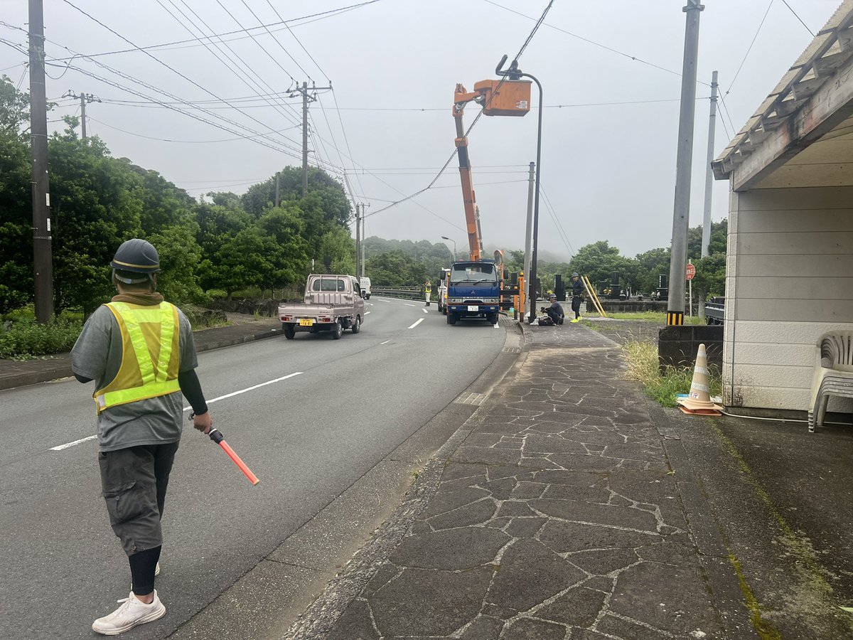 mineden9's tweet image. 本日は、中之郷エリアのLED化工事進めております。
片側交互通行となりますので、よろしくお願いします。

#LED化
#峯元電気
#八丈島