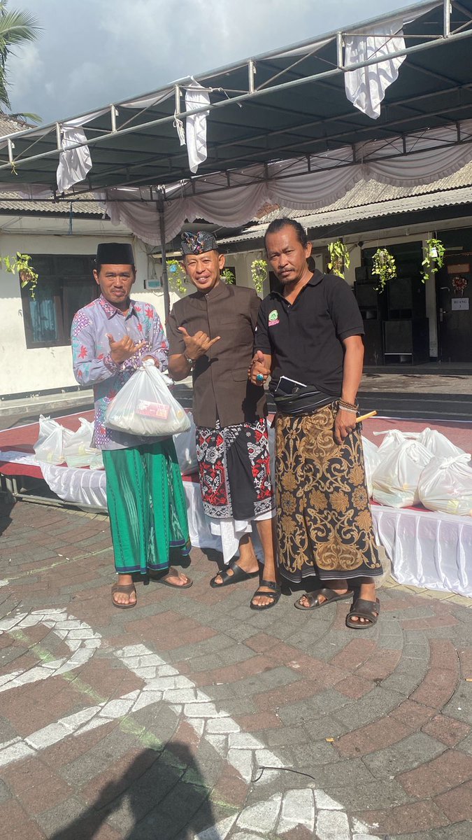 dpc_badung's tweet photo. Bpk. I Wayan Pusapa Negarai Mewakili Bpk. I Wayan Disel Astawa, S.E selaku Ketua DPC Partai GERINDRA Kabupaten Badung Menyerahkan Sembako,  kepada masyarakat sebagai rasa syukur partai GERINDRA atas dukungan masyarakat Badung dalam Kemenangan PRABOWO - GIBRAN.   #PrabowoGibran https://t.co/IabhIEnmnW