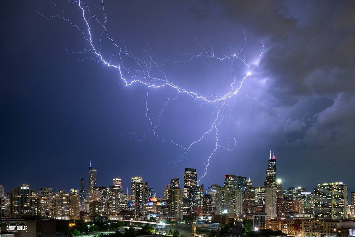 barrybutler9's tweet photo. Lightning over the Chicago Skyline on Monday at 926pm https://t.co/SOxb3oi1bT