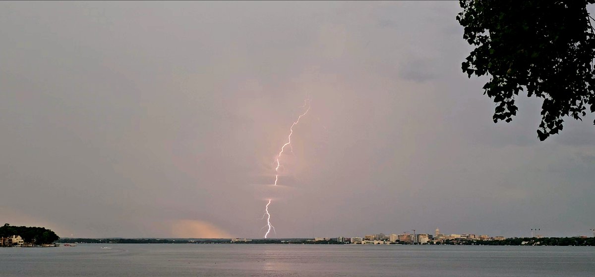 Dj_CPT's tweet image. Quite the lightening show over Madison this evening! #WiWx #WisconsinStormChaser #RadarOmega #SevereThunderstormWarning #FloodWarning
