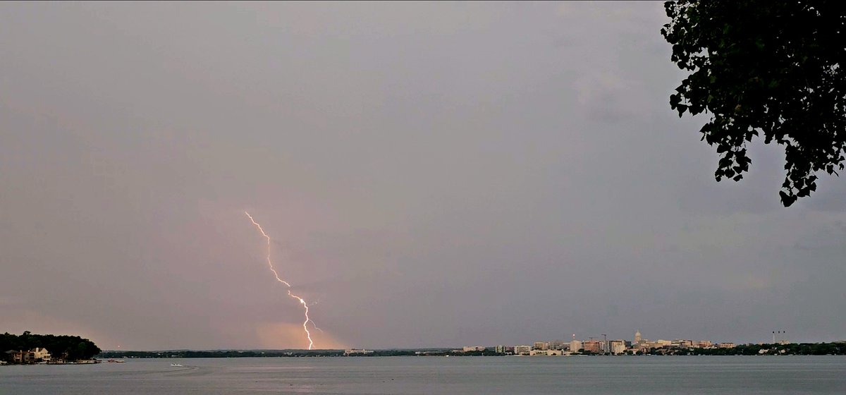 Dj_CPT's tweet image. Quite the lightening show over Madison this evening! #WiWx #WisconsinStormChaser #RadarOmega #SevereThunderstormWarning #FloodWarning