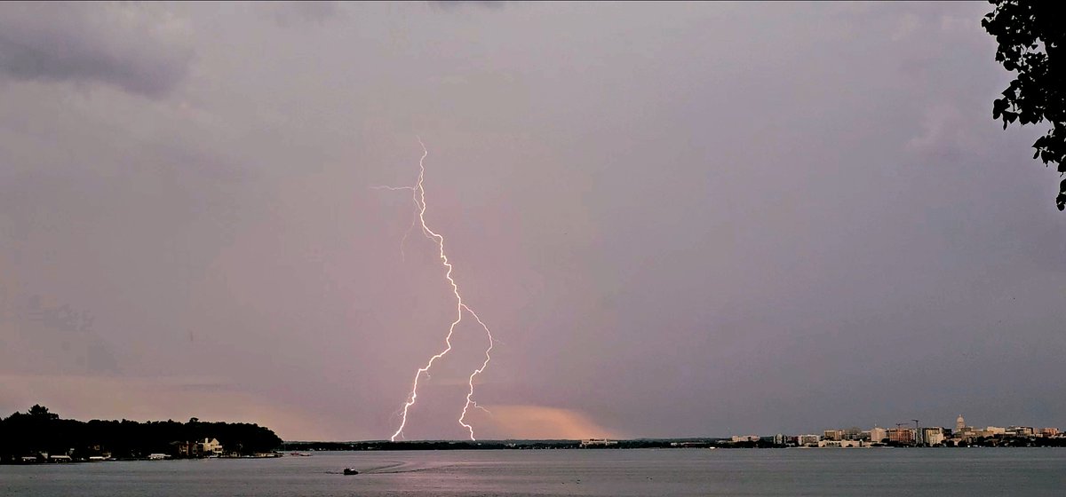 Dj_CPT's tweet image. Quite the lightening show over Madison this evening! #WiWx #WisconsinStormChaser #RadarOmega #SevereThunderstormWarning #FloodWarning