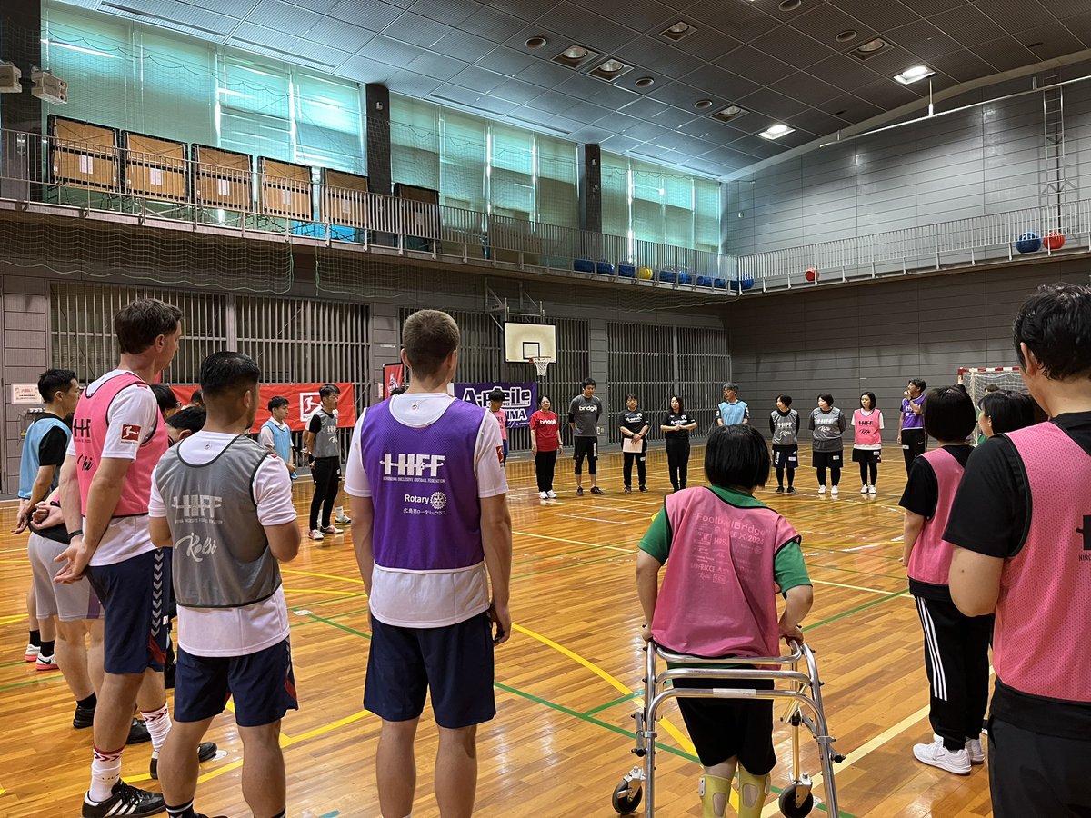 A- pfeile広島WFCと広島エフドゥのウォーキングフットボール交流会に参加させていただきました。サッカーを通じてたくさんの人達と交流させていただき何よりたくさんの笑顔が見れたことが最高でした。ありがとうございました🐐
<a href="/sanfrecce_SFC/">サンフレッチェ広島【公式】</a> 
＠hiroshima_fdo 
<a href="/kelhi5/">kelhi</a> 
＠HIFF2018417 
＠Apfeile_HS