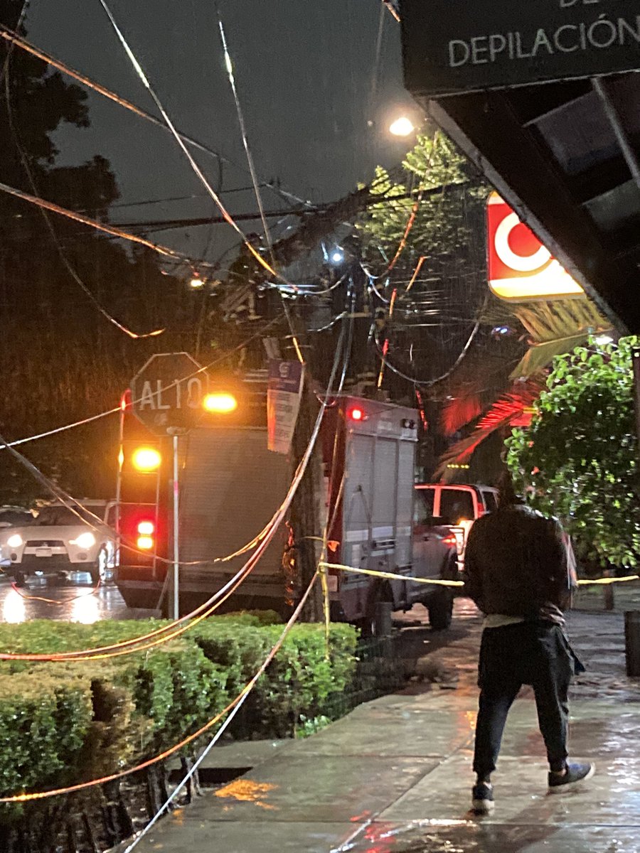 Lupa777's tweet photo. @Bomberos_CDMX @C5_CDMX @AccionesBJ @BJAlcaldia @SSPCMexico @CNPC_MX @CFE_Contigo Los @Bomberos_CDMX sí trabajan  y los de la @CFEmx @CFE_Contigo están buenos para cobrar, a veces hasta cargos que no son pero para arreglar el servicio pasan días. Gracias a los bomberos que hicieron el trabajo de la @CFEmx de retirar el poste, ahora ustedes hagan lo suyo https://t.co/SqOlH74ZOm