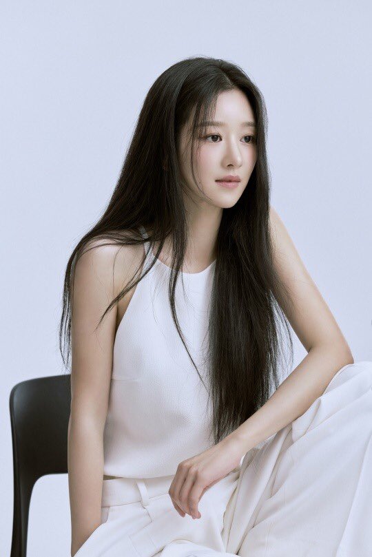womaaniist's tweet photo. New Seo Yeaji profile photos!!!! https://t.co/kHv9jX8puY