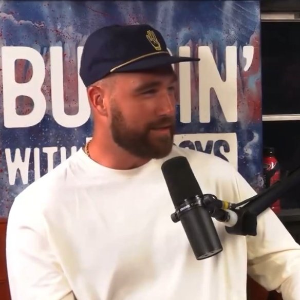 updateswiftbr's tweet image. Travis Kelce falou abertamente sobre sua relação com Taylor Swift e o início do relacionamento:

"Ela é muito autoconsciente e entende situações como essa. Foi quando eu realmente comecei a me apaixonar por ela, foi por ver o quão genuína ela é, com os meus amigos e família. Pode…