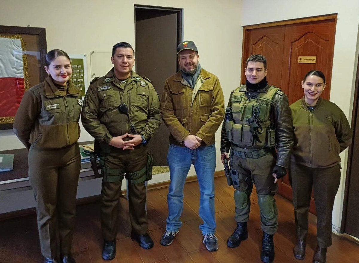 JouKaiserPrensa's tweet photo. 📍SEMANA DISTRITAL JUNIO
Visitamos a los funcionarios de la 4a Comisaría de Santiago, que fue rebautizada con el nombre del suboficial mayor #DanielPalma, mártir de #Carabineros que fue cruelmente asesinado a sus 33 años la madrugada del 6 de abril de 2023.
#YoapoyoaCarabineros https://t.co/yx3aExft11