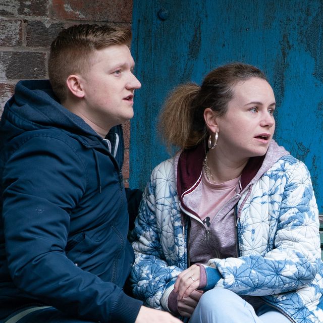 🧵 we interrupt the usual TV schedule and political witterings to bring you a fascinating 😉 thread regarding #Gemma and #Chesney Winter-Brown occupants of number 5 Coronation Street #Corrie and to find out what their income and benefits would be in real life /2