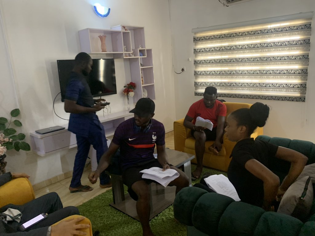 gbagyifeemboy's tweet photo. Good morning o,I don't have money yet too o. I'm new in this Lagos and I still dey look for work. Please let's take it easy with the dms. I still dey squat sef.  Having said this, please, I need film gigs. 

I write, direct and AD. 

I don't have bad character. I smell nice. 🙏🏽😟 https://t.co/aYAw4bbWu9