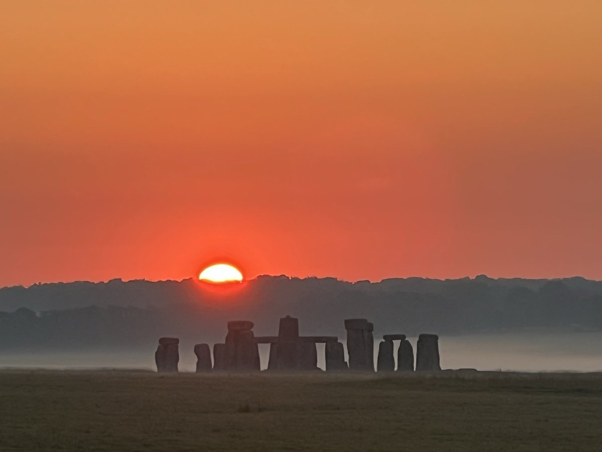 ST0NEHENGE's tweet photo. Sunrise at Stonehenge today (25th June) was at 4.53am, sunset is at 9.26pm ☀️ https://t.co/O75lj1Vec8