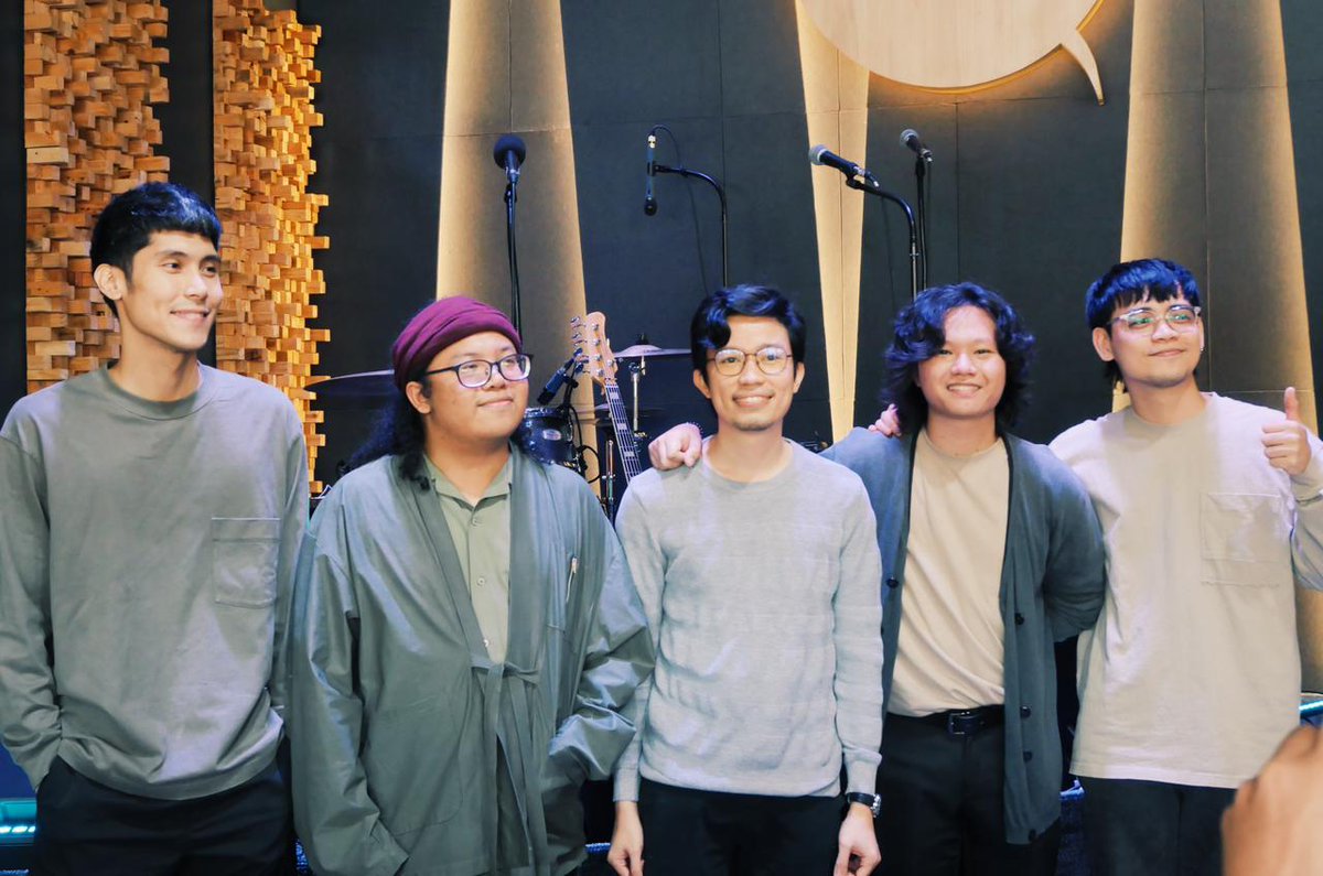 banderaphl's tweet photo. ATM: Presscon ng bandang Munimuni para sa bagong album na ‘Alegorya.’ Nakatakda silang magkaroon ng concert sa Hulyo para ipagdiwang ang release nito. | via Pauline del Rosario/BANDERA

BASAHIN: https://t.co/23Kqkxxzmr https://t.co/7slw3fWXw1