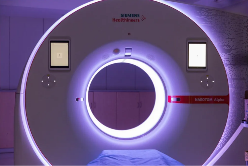 GATelemCN's tweet image. Exciting news from Shanghai Ruijin Hospital: the world's first Photon Counting CT is now operational, marking a significant advancement in medical imaging technology.
Learn More: docbook.com.cn/information/20…
#cardiotwitter #CardiovascularIntervention #healthTech