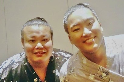 andmaskofficial's tweet photo. 右側 名島さんは入門時63㎏だったそうです。
昨年拝見した時はまだ細くまげも結われてなかったのが、今や100kgを超え立派なお相撲さんになられていました。
左側 昴輝さんは愛知県春日井市ご出身です。愛知県体育館では最後の #名古屋場所。ぜひ頑張ってほしいです☆
#andMask #アンドマスク #大相撲 https://t.co/uj7TUAjZyl