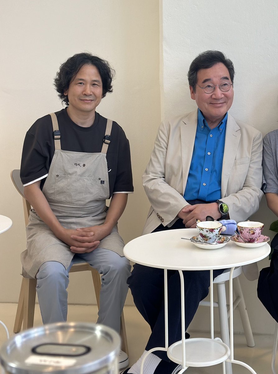 <칼의 날카로움이 아닌 풀잎의 날카로움>이라는 아름다운 말씀, 그런 글을 쓰려 마음에 늘 간직하겠습니다. 시지 않은 고소하고 쓴 맛의 커피를 좋아하신다고 합니다. 그런 블렌딩을 준비하겠습니다. 외지고 먼 곳 작은 사람 찾아주셔서 기쁘고 고맙습니다.