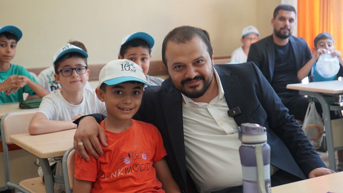 Gençlerle omuz omuza! 💙

TÜGVA İstanbul İl Temsilcimiz <a href="/beytullahcicen_/">Beytullah Çiçen</a>  başkanımız ve Ortaokul Hanım sorumlumuz <a href="/uznnbusraa/">Büşra Uzun</a> hocamız okullarımızı ziyarete geldiler, gençlerimizle hasbihal ettiler 🙌🏻

#BirYazBinGelecek ✨