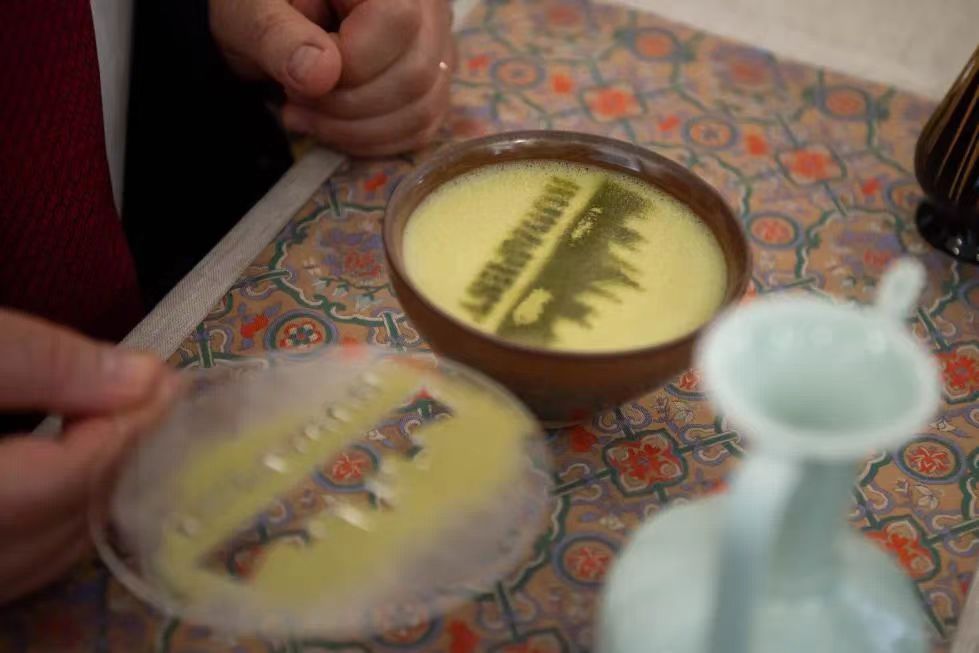 ThisisSuzhou's tweet photo. The China Cultural Center in #Budapest recently held its first Culture Day event. 

Attendees experienced a traditional Chinese tea ceremony🍵 performed by artists from #Suzhou and admired captivating Chinese scenery through the lenses of #Hungarian photographers📸. #IntlExchange https://t.co/iaLUlaNLAs