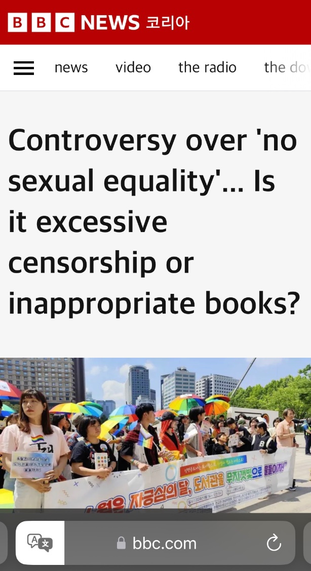 BBC har publicerat ett långt reportage om förbud av böcker om jämställdhet i Sydkorea, bland annat skriver de om min bok Respekt. bbc.com/korean/article…