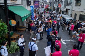 谷中銀座商店街を歩いてご挨拶する蓮舫。