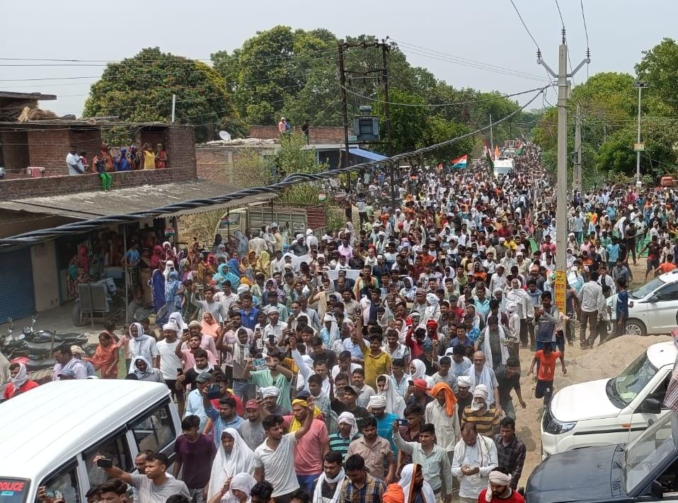 #कानपुर स्थित शहीद के घर पंहुचा पार्थिव शरीर। सैकड़ों की संख्या में ग्रामीण और प्रशासनिक अमला मौजूद। रविवार को छत्तीसगढ़ में तैनात CRPF जवान शैलेन्द्र IED हमले में हुए थे शहीद। 
4 महीने पहले हीं हुई थी शैलेन्द्र की शादी। पिता की तेरहवीं के दिन हुआ था शैलेन्द्र का जन्म। महाराजपुर