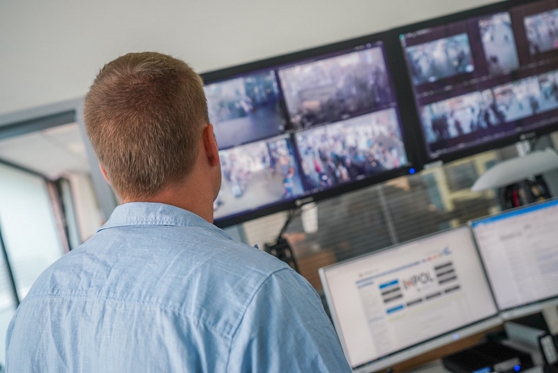 bpol_by's tweet image. 👀 Sie erkennen Gesichter auch nach flüchtigen Begegnungen wieder – und das sogar nach Jahren. Unsere #SuperRecognizer sind auch zur #EURo2024  im Einsatz um Straftäter zu identifizieren und Straftaten zu verhindern 👀 #Bundespolizei #wirsindSicherheit