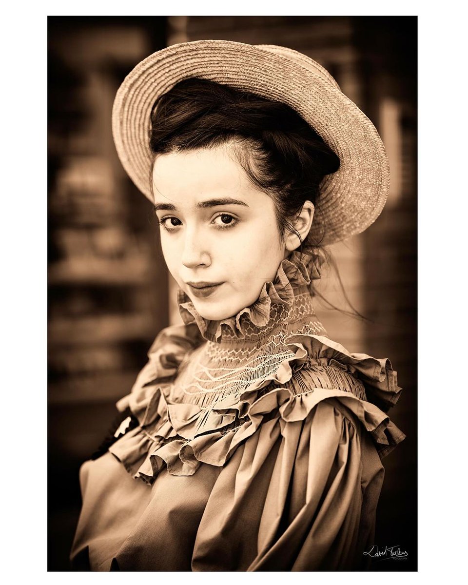 Le robamos este magnífico retrato en monocromo sepia a <a href="/tapeda/">David Talens Perales</a> Con un enfoque perfecto sobre el rostro y los detalles de la blusa y, el fondo, con un suave desenfoque
Para cámara Nikon Z tienes fabuloso objetivos zoom de #TAMRON
robisa.es/shop/66-tamron
<a href="/TamronObjektive/">Tamron Europe GmbH</a> <a href="/TamronJP/">株式会社タムロン【公式】</a>