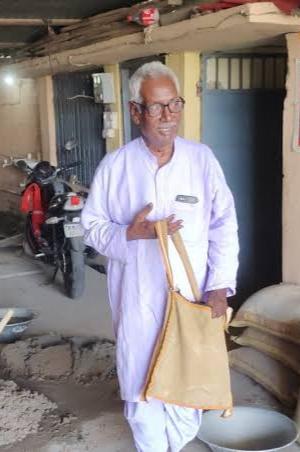 ShyamKnl's tweet image. हमारी पार्टी ने 90 के दशक में गरीबों के वोट देने के लोकतांत्रिक अधिकार की रक्षा के लिए बूथ कब्जावरों के खिलाफ बड़ा अभियान चलाया था और चुनाव के दौरान बिहटा जनसंहार झेलते हुए 35 वर्ष पूर्व 1989 में गरीबों ने अपने प्रतिनिधि माले नेता का. रामेश्वर प्रसाद को संसद में भेजा था। (जारी 2)