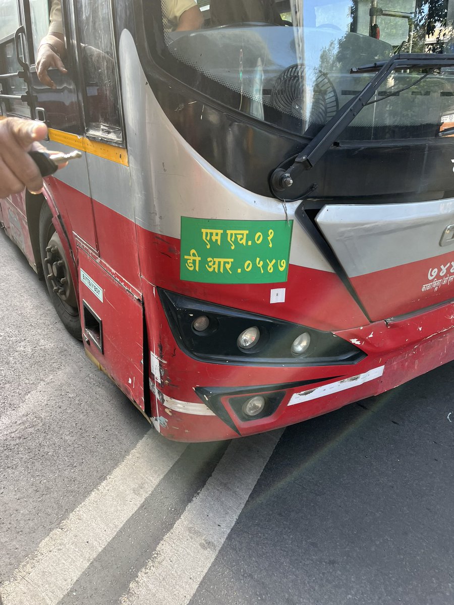 niranjankaushik's tweet photo. @MumbaiPolice rash driving, breaking signal, almost running over senior citizens at Maheshwari udyan Matunga east. Local cops also alerted. Please take action. @MumbaiPolice https://t.co/SQvVPp0WrS