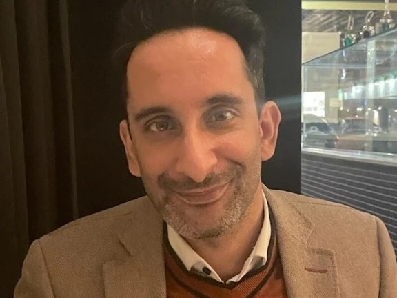 DahliaKurtz's tweet photo. Meet a new Trudeau appointee! Birju Dattani is the new head of Canada’s Human Rights Commission.

Birju's qualifications 🥁🥁🥁...

He's posted to social media comparing Israelis to Nazis, and Palestinians to Jews incarcerated in the Warsaw Ghetto.

He also shared a platform in England with a member of Hizb ut-Tahrir — an Islamist fundamentalist organization — that is opposed to the existence of the state of Israel and banned in Britain.

With these qualifications, I'm surprised Birju doesn't head up a more illustrious Human Rights Commission. Like the one in Gaza.

Take a bow, Justin! You did it again. So on brand!