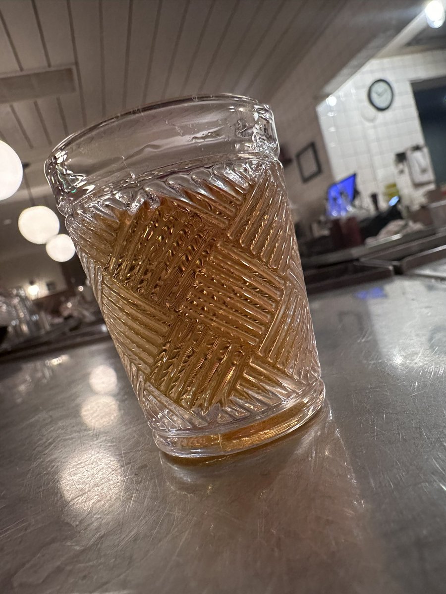 LaMoose_'s tweet image. Cheers 🥃 
Por que es mi viernes…
Extraño tuitear 🥹
Por los que trabajamos todo el fucking day…

Nites 🌙