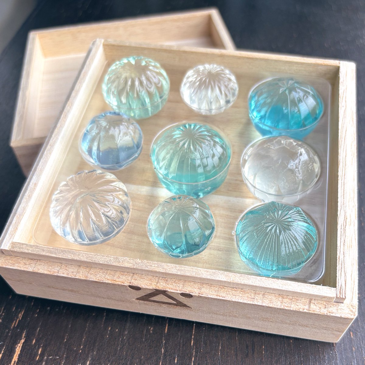 littlebraver79's tweet photo. 暑いですね…

涼しげで綺麗なの、置いておくね。

薄氷本舗五郎丸屋さんの、硝子細工のような琥珀糖、「きせつのさがしもの」。

出店販売していた時に運良く買えたので、少しずつ結晶化が進んで磨りガラスのように変化していくのも愛でながら楽しんでます💎 https://t.co/C1llEls8Oe