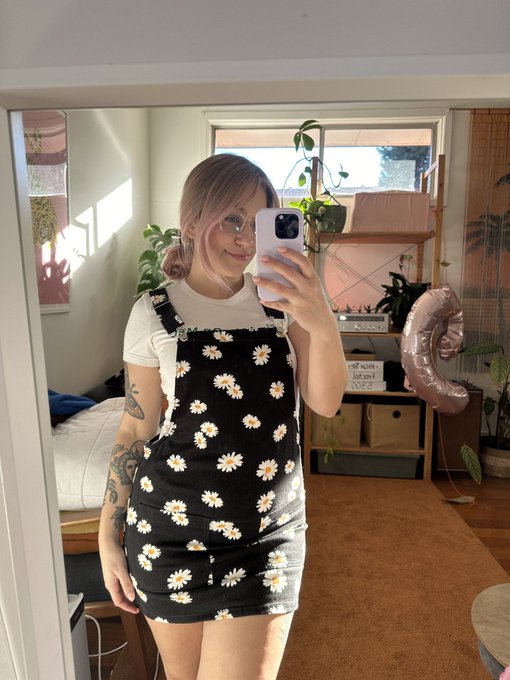 Read my shirt and come find me 💚 https://t.co/cPy93uhS6Z