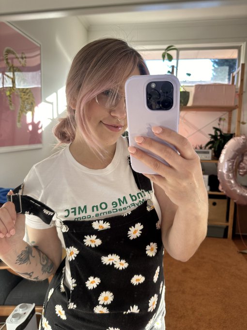 Read my shirt and come find me 💚 https://t.co/cPy93uhS6Z