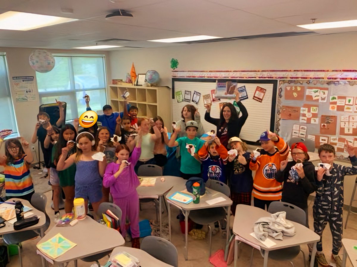 Congrats &amp; a big ol' THANK YOU to 5L for being the first to return all their library books before the end of the year!📚 Enjoy your yummy ice cream sandwich treat😋 <a href="/sleslie32/">Shelley</a>  <a href="/IRIC_WC/">IRIC</a>