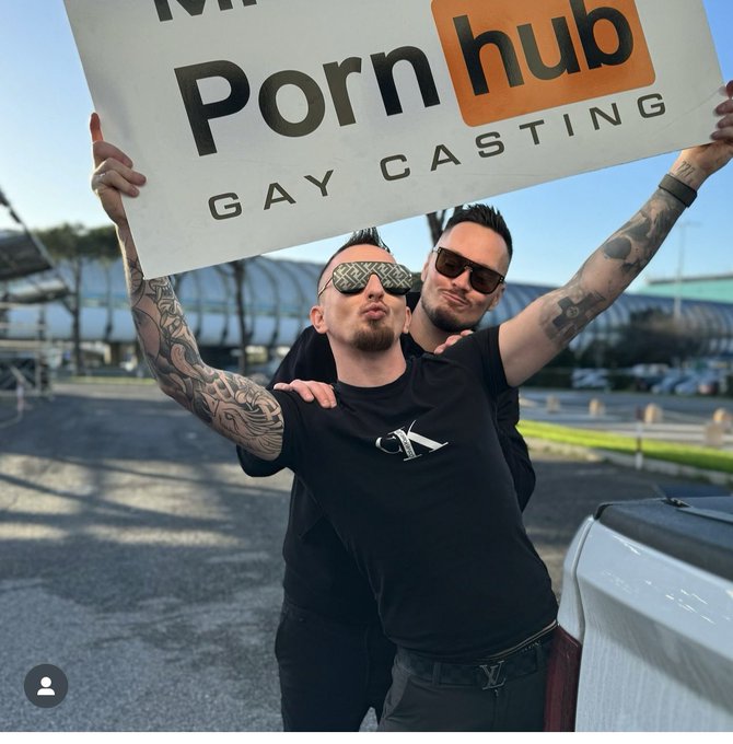 Sam promuję filmy dla dorosłych, a obraża dziewczyny kt&oacute;re je robią &hellip;. Ja pierdole co za łeb. Brak mi