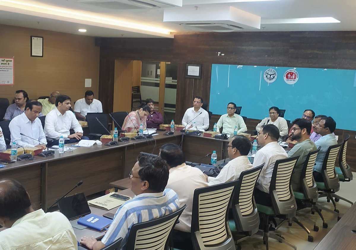 ManojShukul's tweet image. During day-2 of State #RoutineImmunization review Dr Shailesh krishna Director General @upfamilywelfare instructed DIOs to give more focus on vaccine avoidance behaviour &amp;amp; implementation of #Uwin portal @nhm_up @mohfw @sepio_up @Sen2Partha