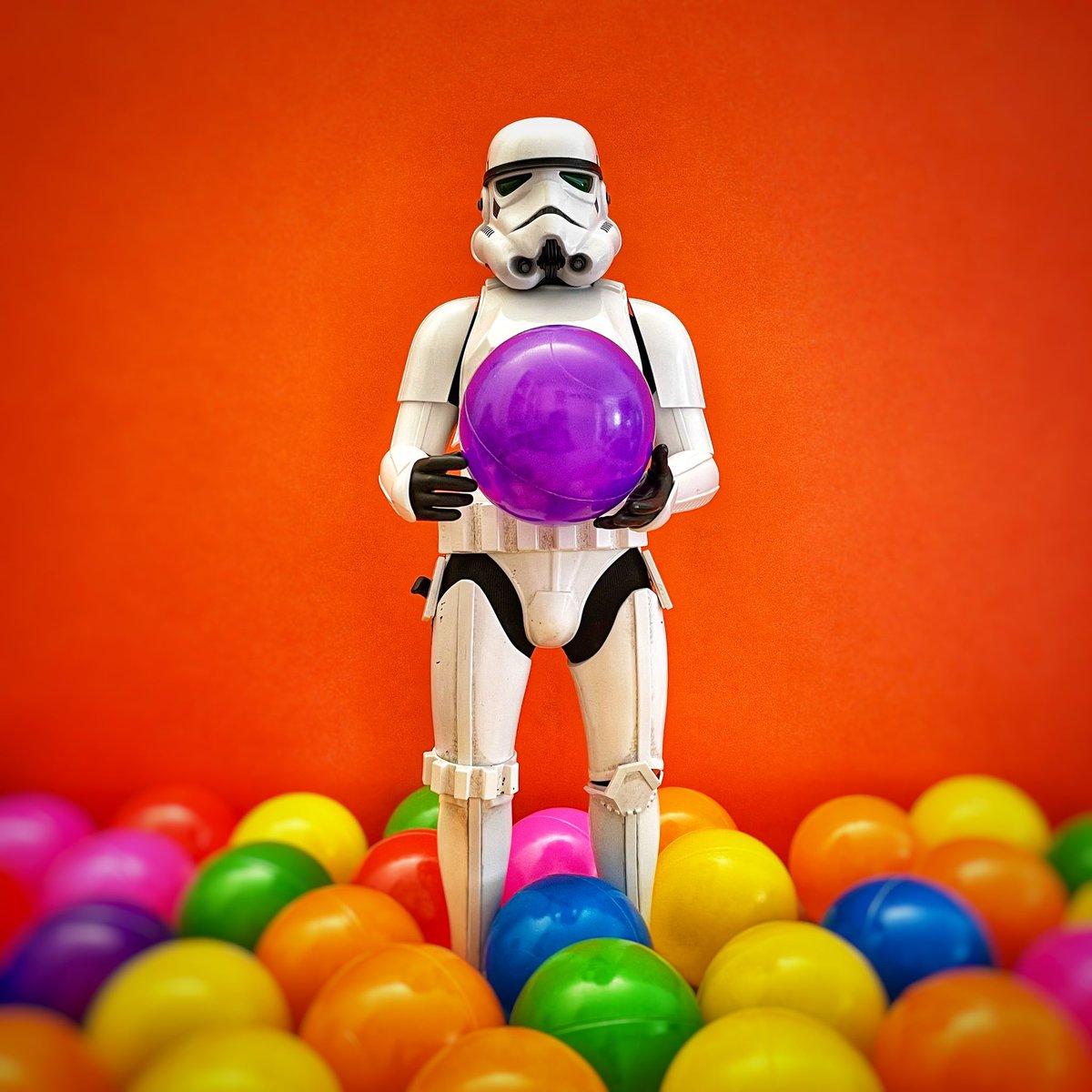 anthoatana's tweet photo. Coincé dans ses bulles #ballpool #stormtrooper #starwars #Disney #hottoys #toystagram #toystory #toyphotography #actionfigures https://t.co/EpMSiQSJEz