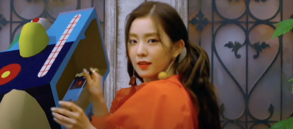 runoneonethree's tweet photo. วิเคราะห์ MV Cosmis - Red Velvet
.
หรือไอรีนจะเป็นเจ้าของเทศกาล Midsommar และซึลกิคือ Queen of May คนก่อนหน้านี้?
.
อย่างที่ลัฟวี่เดาๆ กันว่าไอรีนมักเป็น Last Boss ในหลายๆ สตอรี่ที่ผ่านมา กับคัมแบคครบรอบ 10 ปีนี้ พี่เบก็ไม่ทิ้งตำแหน่งนี้ไปจากเดิม! (1)

#RedVelvet #Cosmic_Love https://t.co/fP8crAdZZk