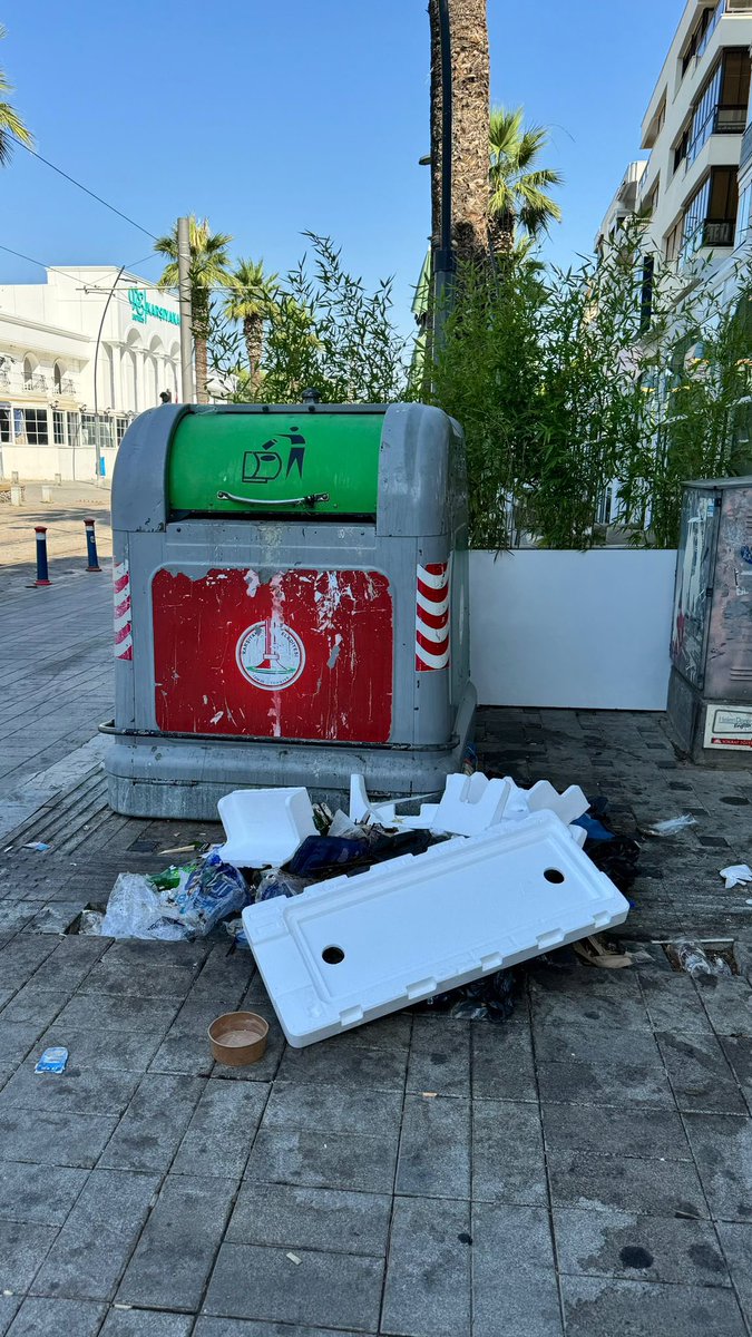 Hava çok güzel. Hafif bir esinti var. Sabah kahveni içmişsin. Biraz yürüyüş yapayım diyorsun. Keyiflisin. 

İzmir’de, Karşıyaka’da, Türkiye’nin belki de en güzel ilçelerinden birinde yaşıyorsun. 

Bunun değerini bilmek lazım diyorsun. 

Sonra sokağa çıkıyorsun, manzara şu: