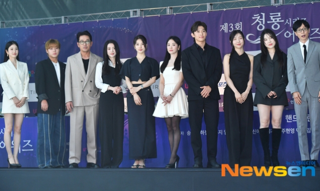 KoreanUpdates's tweet photo. The 3rd Blue Dragon Series Awards held a hand-printing event with the winners, #SongHyeKyo #HaJungWoo #Suzy #YooJaeSuk #JooHyunYoung #LimJiYeon #ParkJiHoon #ShinYeEun #Dex #KimAhYoung,

https://t.co/BCBW63Sbrk
#KoreanUpdates VF https://t.co/XKe1WQJauv