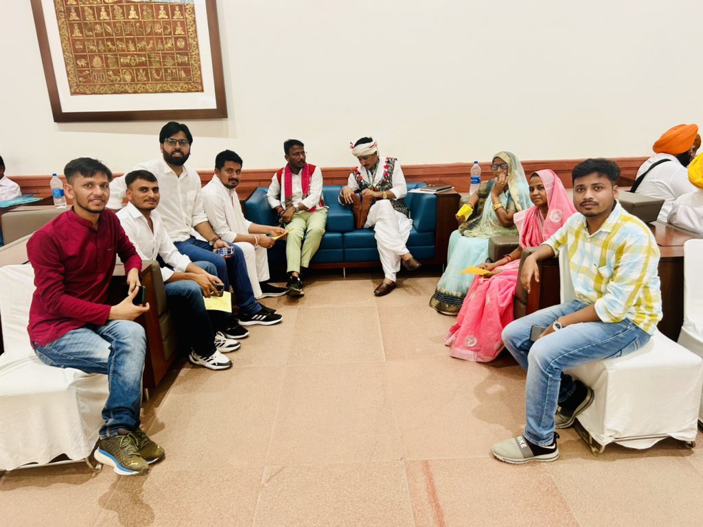JitendraMeenaDU's tweet photo. संसद भवन में भारत आदिवासी पार्टी के नेता और सांसद @roat_mla भाई शपथ लेने जा रहें हैं और राजकुमार जी की माँ, सासू माँ,@mla_umesh_aspur, MLA जयकृष्ण पटेल, @PargiLakshit, प्रह्लाद मीणा, चंदन उराँव और मैं, इस ऐतिहासिक पलों के साक्षी बनने जा रहें हैं। 

जोहार !! https://t.co/Qrjd1VgK3e