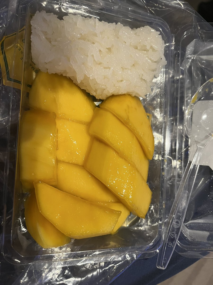 Fresh (and delicious!) mango with sticky rice is the best exhibit hall food I have ever had! Bravo Bangkok #ISTH2024 <a href="/isth/">ISTH</a>