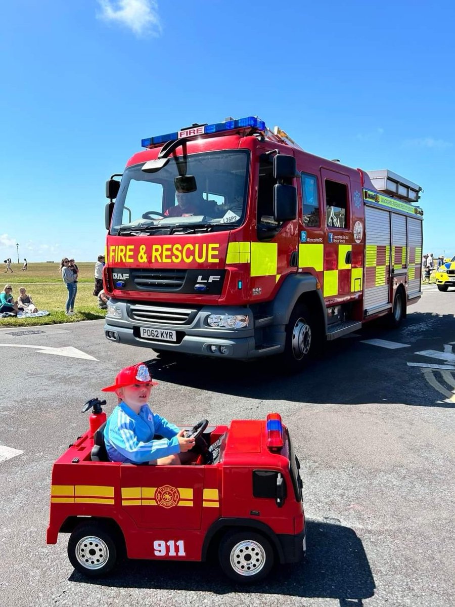 Join Our Team as an #OnCall Firefighter!👩‍🚒

Ready to make a difference?
<a href="/LancashireFRS/">Lancashire Fire & Rescue Service</a> needs dedicated individuals to join our team of On-Call Firefighters.  Respond to emergencies, protect lives, and ensure the safety of YOUR community 
🔥
Apply here ⬇️ lancsfirerescue.org.uk/career/on-call…