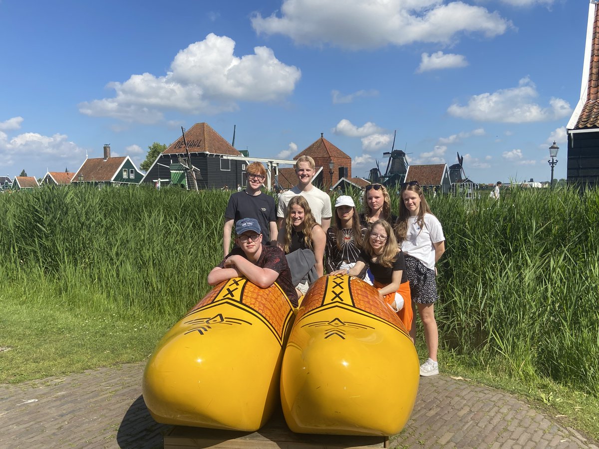 Met lunchpakketjes op weg naar de Zaanse Schans.
nvn.nl/nieuws/krew-de…