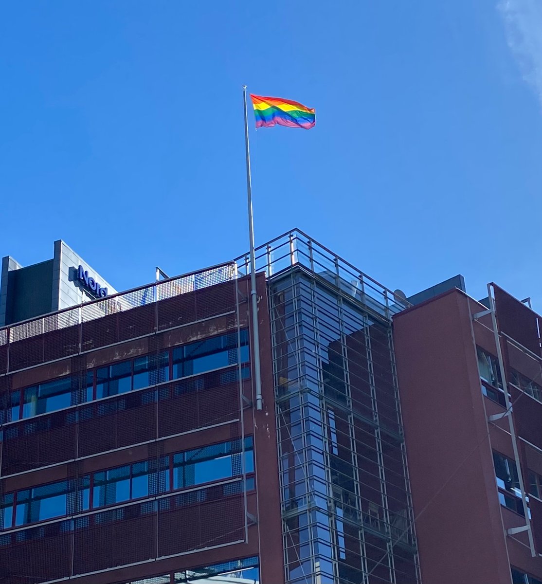 Sateenkaarilipulla on tärkeä symbolinen arvo. Se viestii siitä että jokainen voi olla oma itsensä ja tulla arvostetuksi juuri sellaisena kuin on. 5 vuotta kumppanina #Helsinkipride #yhdenvertaisuus