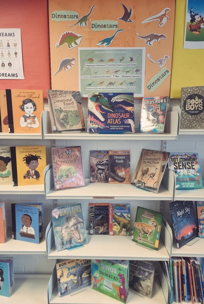 Im_Negomi's tweet photo. Some Roar-Some Dino books on display at #BalhamLibrary  🦕✨️📚🖤🦖
Created by one of our lovely DofE Volunteers.

@Better_Balham @wandsworthlibs 
#BookDisplay #DinosaurBooks #LoveLibraries #NonFiction #KidLit https://t.co/FSXjcG6bc3