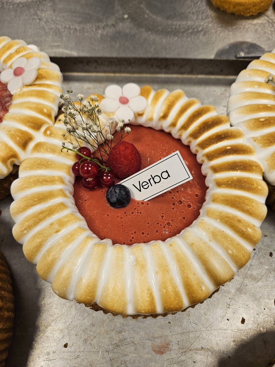 Goedemorgen!!!
We hebben nieuws en echt heel lekker.
Vanaf nu in de winkels voor met dit warme weer CHEESCAKE FRAMBOOS