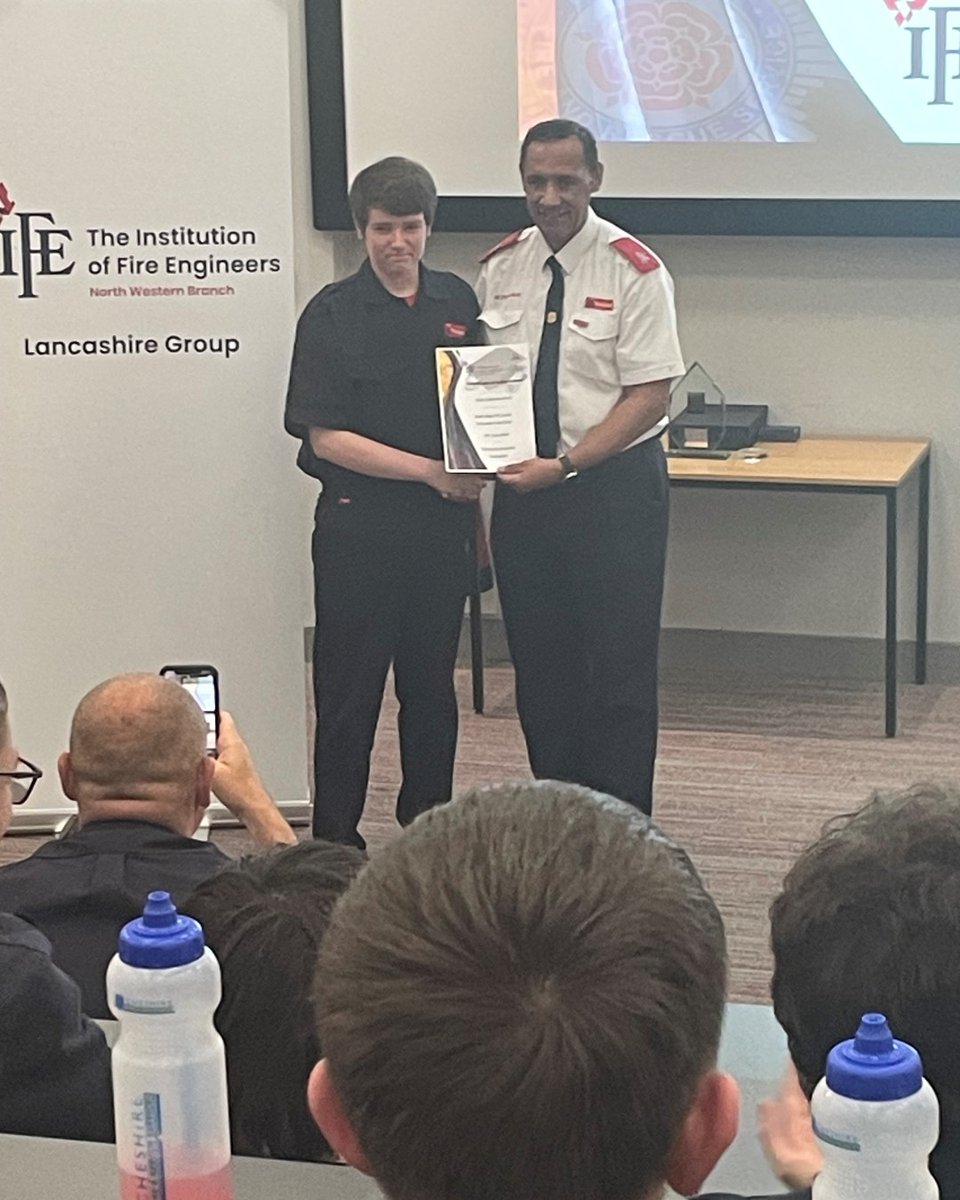 manchesterfire's tweet image. 2 of our Cadets competed in the North West Institute of Fire Engineer Lecturette competition.
Joe Platt (Bolton) presented on our approach to moorland fires &amp;amp; Kian Callandine-Ford (Eccles) presented on Youth Hose Drill 1.
Both performed amazingly representing #TeamGMFRS so well❤️