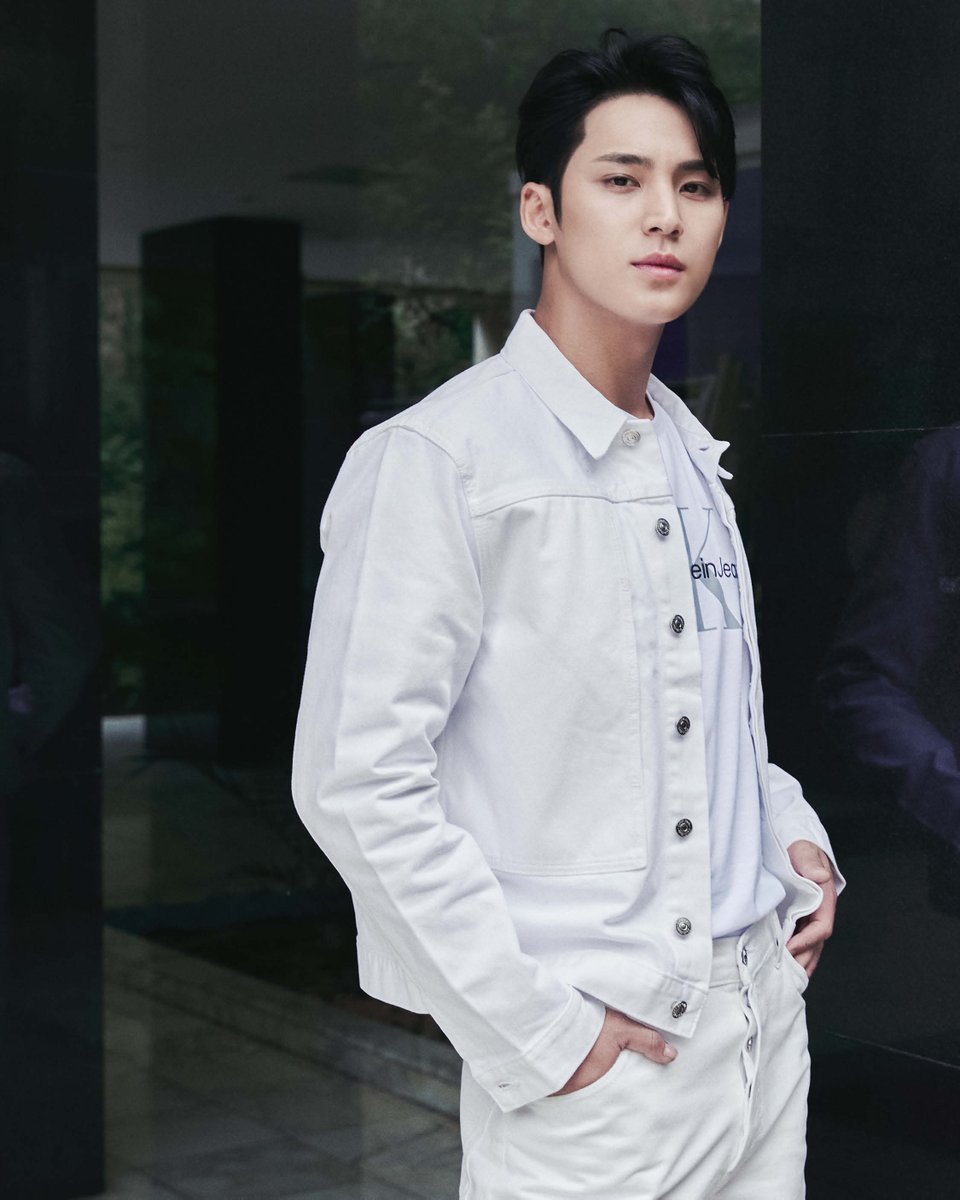 MINGYU／ミンギュがトーナルカラーでレイヤリングコーデ。 
#carat のみんなはこの夏どんなルックで過ごす？💎   

▼着用商品はこちら 
bit.ly/3xvOuGn