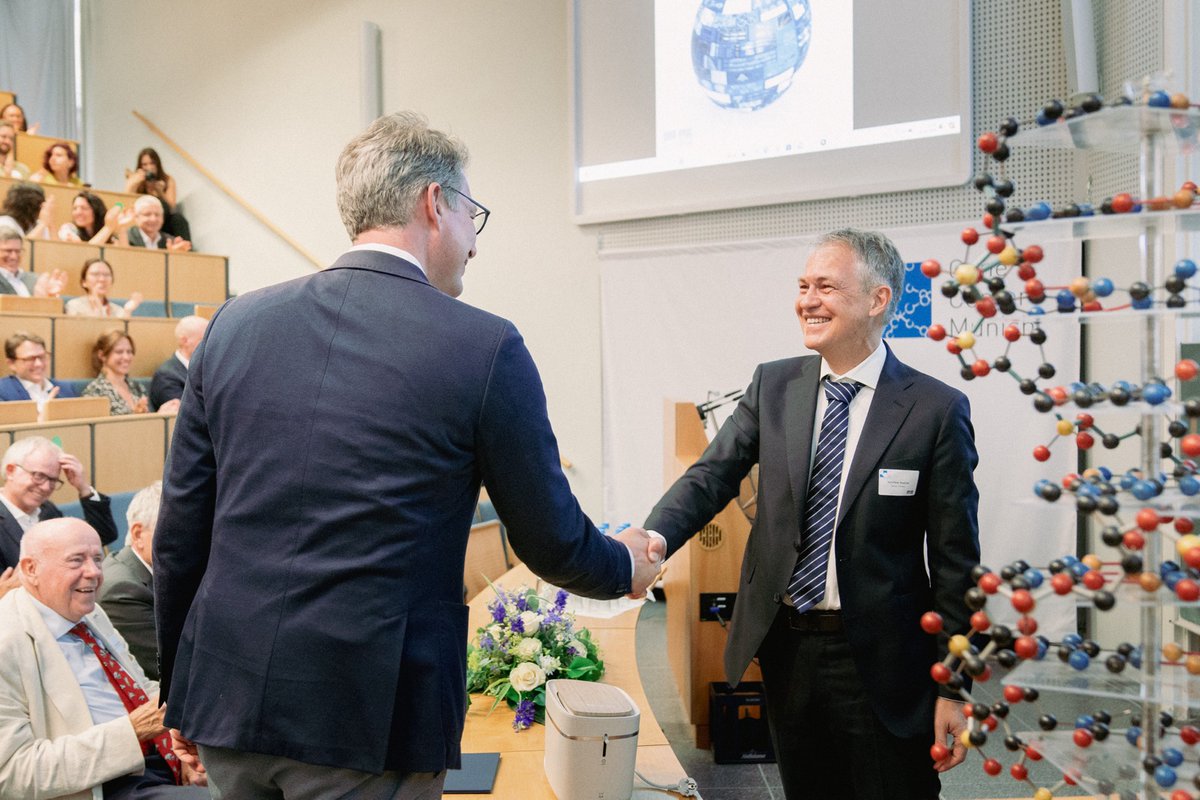 Wissenschafts- und Kunstministerium Bayern (@stmwk_bayern) on Twitter photo Alles Gute zum 40. Geburtstag, liebes <a href="/GeneCenter_LMU/">Gene Center Munich</a> ! 🎉 Hier verbindet sich Grundlagenforschung mit der praktischen #biomedizinischen Anwendung zu exzellenter #wissenschaftlicher Arbeit. Vielen Dank für so viel #Engagement als verlässlicher Partner für den Freistaat #Bayern! Alles Gute zum 40. Geburtstag, liebes <a href="/GeneCenter_LMU/">Gene Center Munich</a> ! 🎉 Hier verbindet sich Grundlagenforschung mit der praktischen #biomedizinischen Anwendung zu exzellenter #wissenschaftlicher Arbeit. Vielen Dank für so viel #Engagement als verlässlicher Partner für den Freistaat #Bayern!
