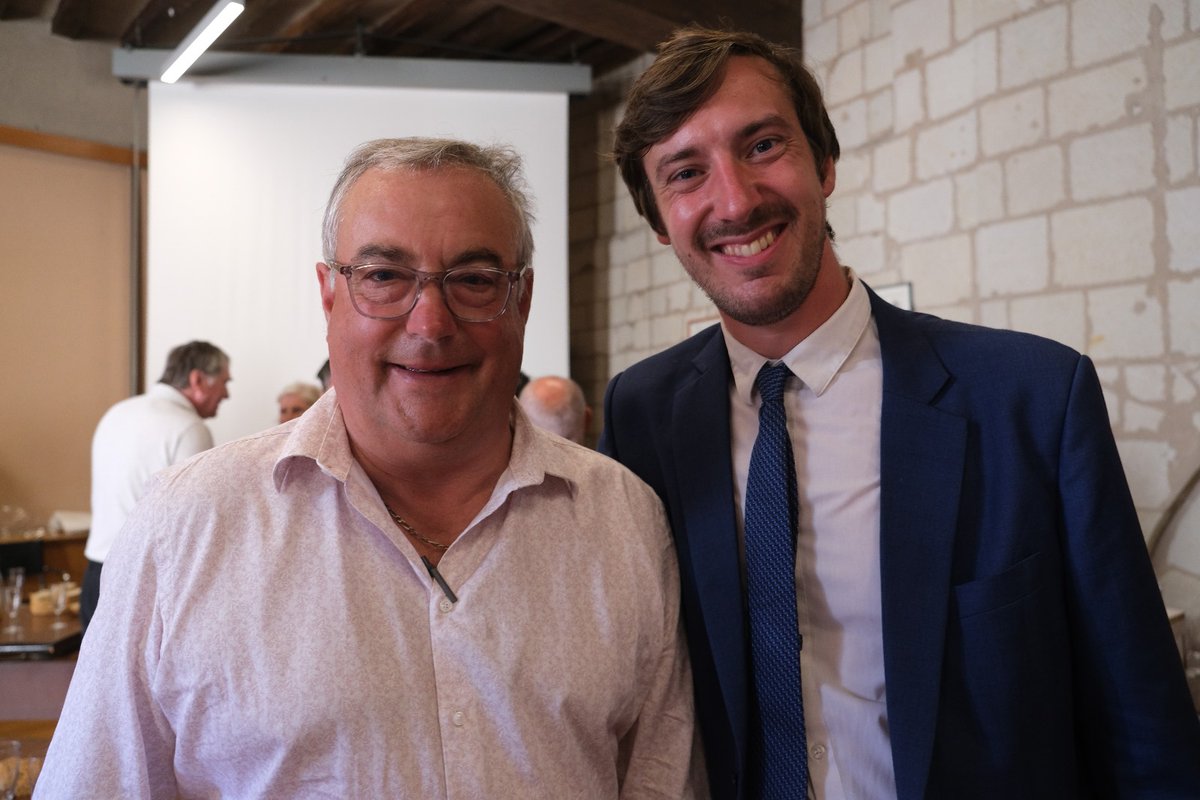 🔵 Merci à Gilles Talluau, maire de Varennes-sur-Loire, pour son soutien lors de la réunion publique à Saumur, hier soir !

👉 Les maires sont et font nos territoires. Les soutenir dans leurs projets et répondre à leurs problématiques est au cœur du rôle d'un député !